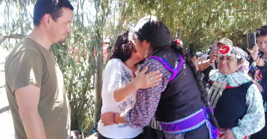 La madre del PDI asesinado y la madre de Camilo Catrillanca. Foto: Cote Correa