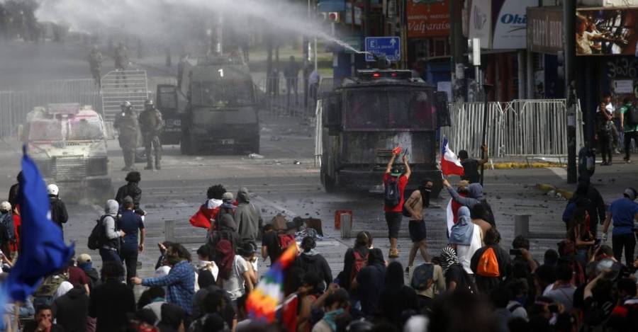 Represión durante la protesta del domingo 27 de octubre en Valparaíso (Créditos: Aton Chile)