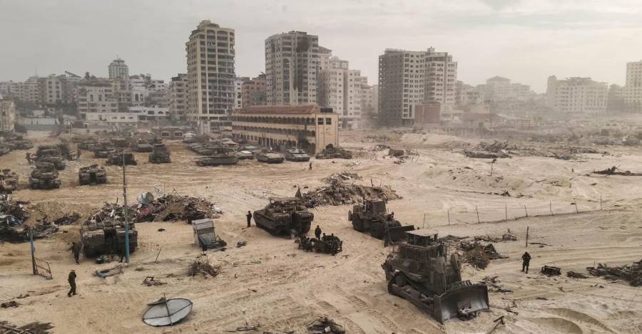 Vehículos militares israelíes en Gaza