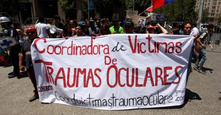 Marta Valdés y miembros de la Coordinadora en la primera manifestación frente a La Moneda. 