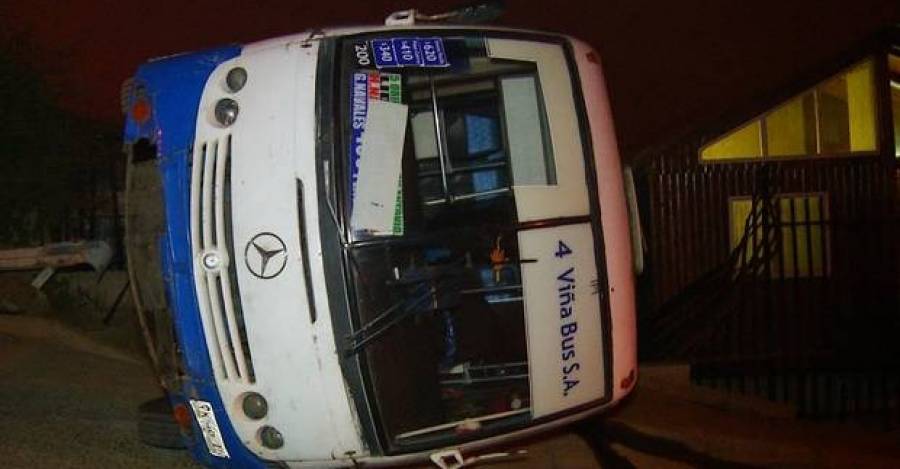Vecinos preocupados por el potencial de accidentes, debido a las malas condiciones de los buses y la velocidad con la que transitan. En la imagen, una micro incrustada en una casa en el sector de Achupallas en Viña del Mar. (Foto: 24horas.cl)