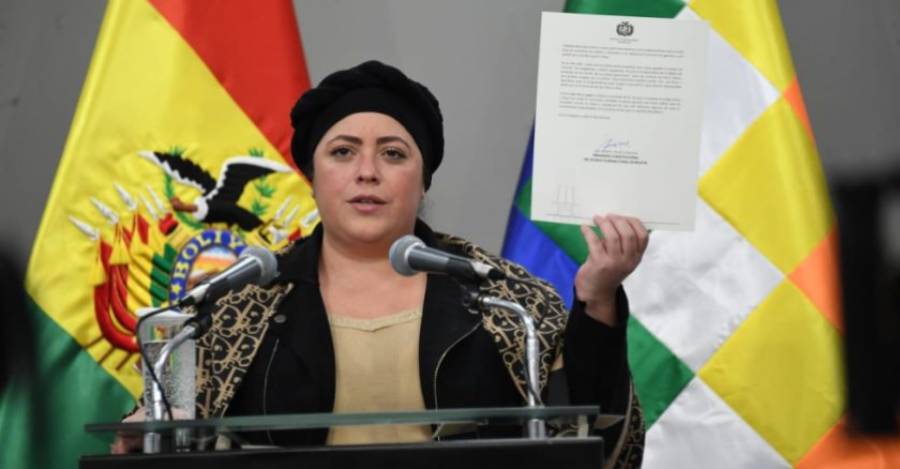 Vocera de gobierno boliviana mostrando la carta al Papa. Foto:Vicecom
