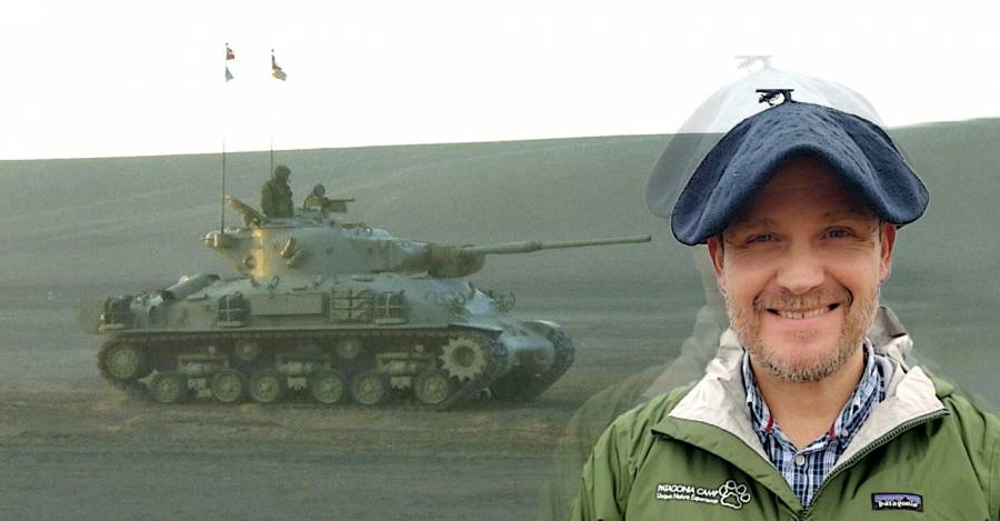 Un tanque Sherman M-51 y Rafael Villarroel Opazo