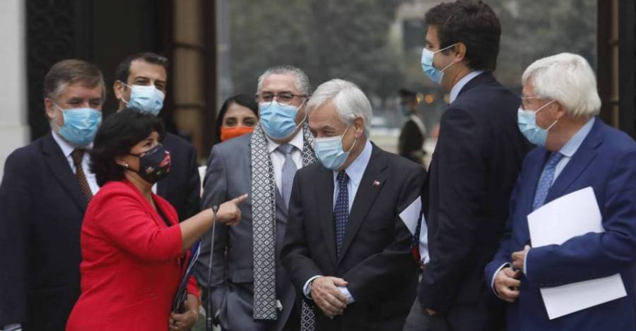 El presidente Piñera hablando con la senadora Provoste