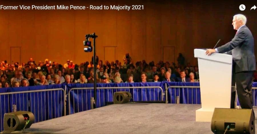 Mike Pence dando un discurso en 'Road To Majority' ante una audiencia sin mascarillas