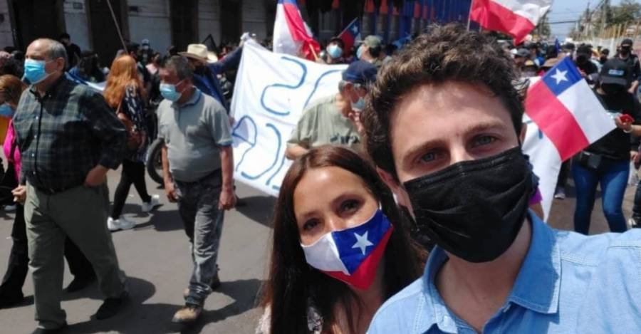 Felipe Hübner en la marcha a un costado de la Plaza Brasil.