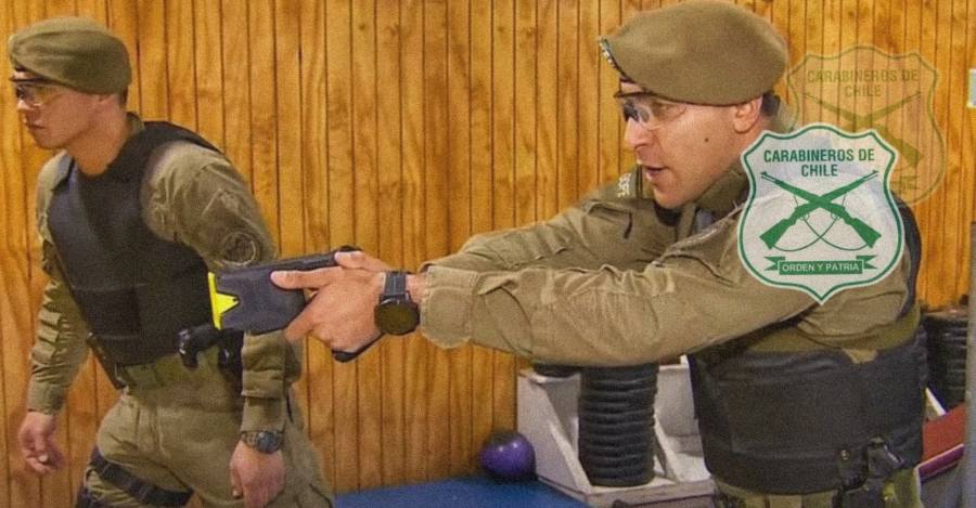 De fondo, la demostración que Carabineros dio a C13 por el uso de pistolas taser
