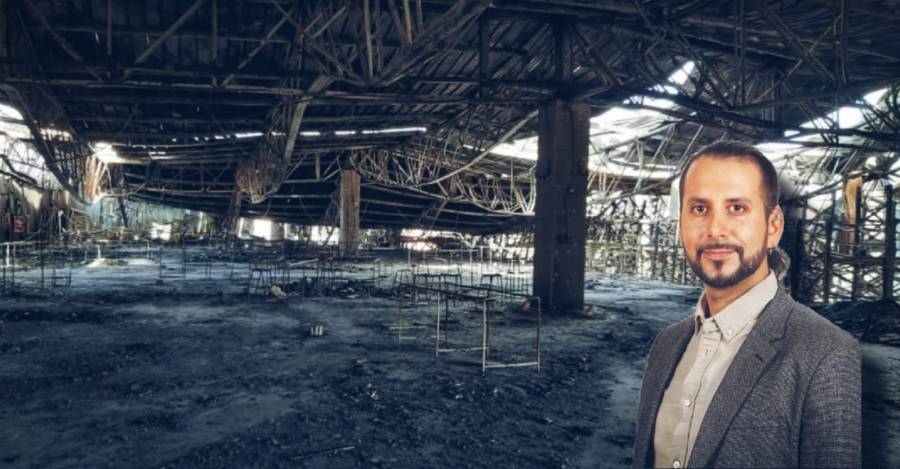 De fondo, la fábrica de Kayser luego del incendio. En la esquina, el diputado Giordano