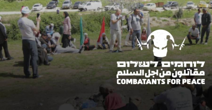 El logo de Combatientes por la Paz, siempre escrito en hebreo, árabe e inglés