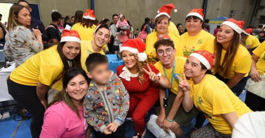 La ex alcaldesa Barriga entregando regalos en la fiesta de navidad 2019 de Maipú