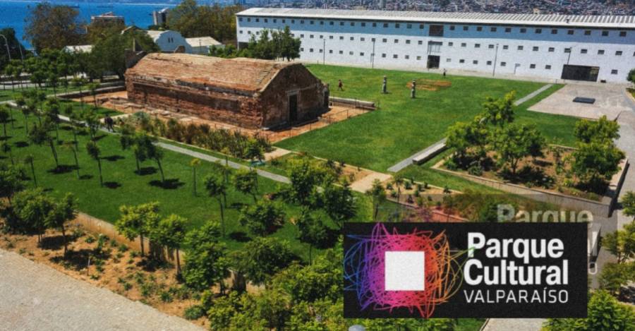 De fondo, Parque Cultural Valparaíso Ex-Cárcel