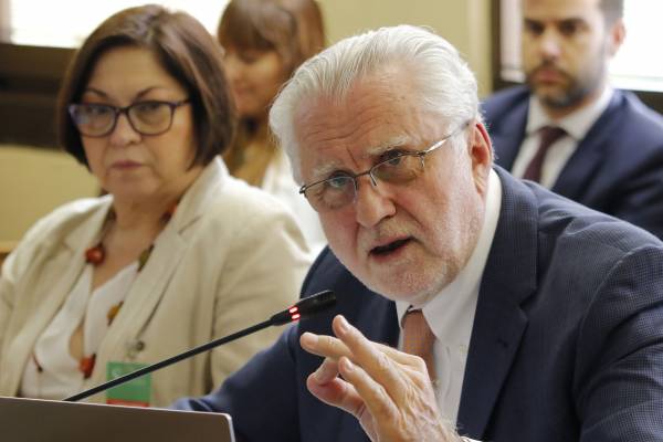 Máximo Pacheco en Comisión de Minería y Energía del Senado. Agencia Uno - Leonardo Rubilar Máximo Pacheco en Comisión de Minería y Energía del Senado. Agencia Uno - Leonardo Rubilar
