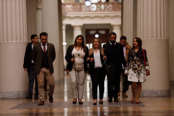 Senadora Campillai cuando presentó la solicitud de desafuero de Cordero. Foto: Francisco Paredes/Agencia Uno