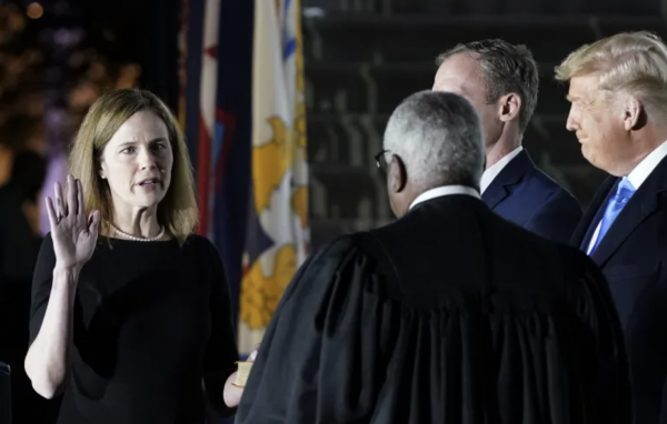 La jueza asociada de la Corte Suprema de Estados Unidos, Amy Coney Barrett, durante su ceremonia de juramento en el jardín sur de la Casa Blanca en octubre de 2020, con la asistencia de Donald Trump.