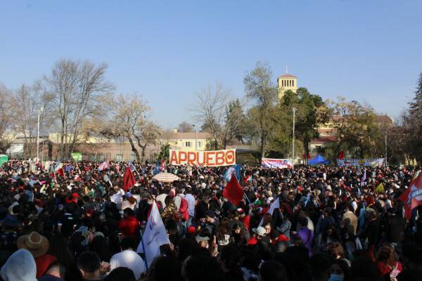 Masiva congregación por el Apruebo en la plaza de La Matte, en Puente Alto.