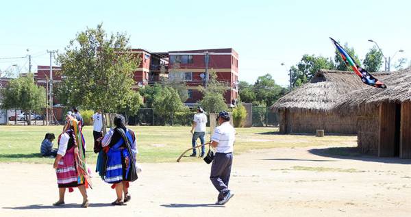 Fotografia del libro "Rukas mapuche en la ciudad"