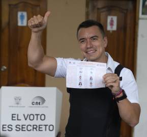 Noboa votando con chaleco antibalas, debido a los problemas de seguridad en el país. Noboa, nuevo Presidente de Ecuador.