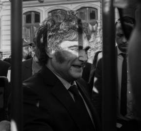 Javier Milei se acerca a los 250 adherentes que asistieron al aniversario de su gobierno. Javier Milei se acerca a los 250 adherentes que asistieron al aniversario de su gobierno.