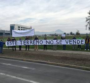 Manifestación este lunes afuera del predio en La Reina. Manifestación este lunes afuera del predio en La Reina.