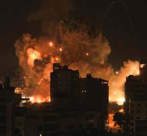 Bombardeo israelí sobre Gaza (M. Hams/AFP). Bombardeo israelí sobre Gaza.