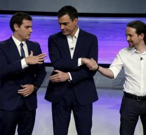 Foto de El Mundo de un debate televisivo: Albert Rivera, Pedro Sánchez y Pablo Iglesias Foto de El Mundo de un debate televisivo: Albert Rivera, Pedro Sánchez y Pablo Iglesias