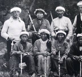 Arriba y de izquierda a derecha: Gusinde, Masémikens, Santiago y Koppers Arriba y de izquierda a derecha: Gusinde, Masémikens, Santiago y Koppers