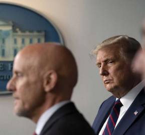 Stephen Hahn, comisionado de la FDA y Donald Trump. Foto: Alex Brandom. AP