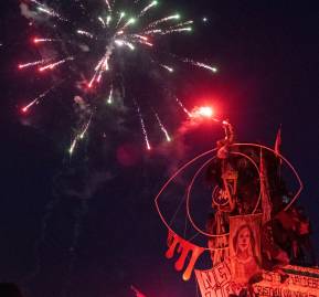 Manifestantes con una figura de un ojo ensangrentado en el aniversario del 18 de octubre. Foto: Melian Riffo