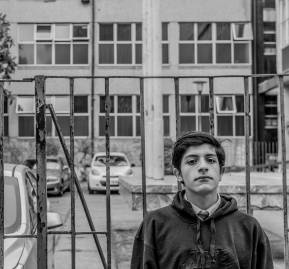 Sebastián Rojas a la salida del liceo emblemático al que pertenecía. Crédito: Melian Riffo Sebastián Rojas a la salida del liceo emblemático al que pertenecía. Crédito: Melian Riffo