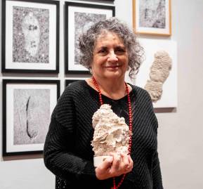 Soledad Fariña, con el Premio Plagio a la Creatividad Artística 2023. Foto: Fundación Plagio.