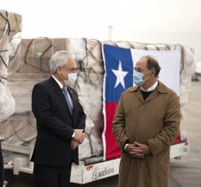 Jaime Mañalich, Sebastián Piñera y Juan Sutil recibiendo partida de ventiladores mecánicos chinos. Fuente: prensa.presidencia.cl Jaime Mañalich, Sebastián Piñera y Juan Sutil recibiendo partida de ventiladores mecánicos chinos. Fuente: prensa.presidencia.cl