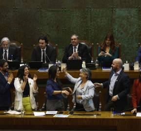Subsecretario Giorgio Boccardo, ministras Antonia Orellana, Camila Vallejo, Jeannette Jara, ministro Giorgio Jackson y subsecretaria Macarena Lobos. Foto: Pablo Ovalle Isasmendi, Agencia Uno. Giorgio Boccardo, Antonia Orellana, Camila Vallejo, Jeannette Jara, Giorgio Jackson y Macarena Lobos
