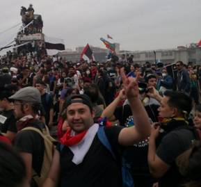 Abel Acuña este viernes 16 de noviembre en Plaza Italia, donde sufrió el paro cardiorrespiratorio. Foto cedida a Ciper por Rodrigo Vergara, amigo de Acuña.