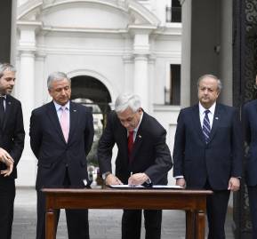 Presidente Piñera firma proyecto de ley de reforma de pensiones, acompañado por los ministros Gonzalo Blumel, Felipe Larraín, Nicolás Mönckeberg y Alfredo Moreno (Crédito Foto: Presidencia)