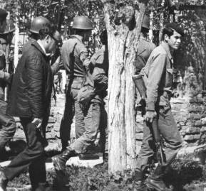 Agentes de la DINA en las puertas de la calle Santa Fe. 