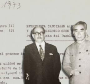 Clodomiro Almeyda y Zhou Enlai en el Palacio del Pueblo. De fondo, el documento que registra su conversación.