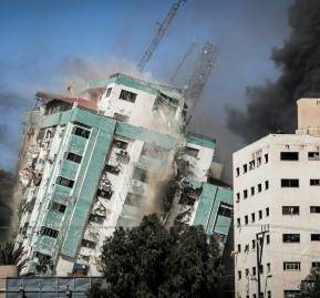 Torre de Gaza derribada por el fuego israelí. Alojaba la sede de la agencia AP de noticias.