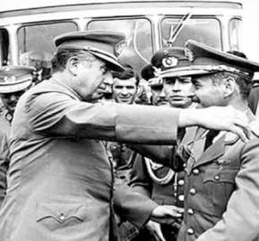 Augusto Pinochet abraza a Hugo Banzer. Augusto Pinochet abraza a Hugo Banzer.