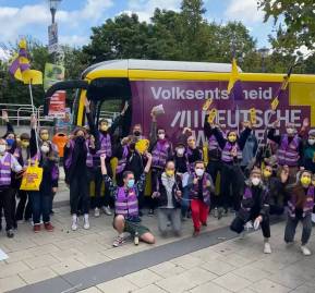 Simpatizantes del movimiento "Expropiar Deutsche Wohnen y compañía" Simpatizantes del movimiento "Expropiar Deutsche Wohnen y compañía"