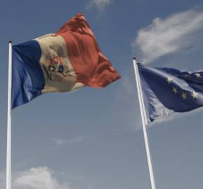 Bandera de Moldavia junto a la bandera de la Unión Europea. Foto: Maia Sandu. Bandera de Moldavia junto a la bandera de la Unión Europea. Foto: Maia Sandu.