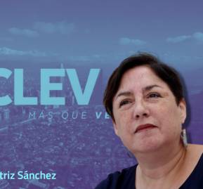 Beatriz Sánchez y una de las primeras portadas de Clever. Beatriz Sánchez