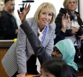 Betsy DeVos, secretaria de Educación de Donald Trump, una ferviente partidaria de los 'vouchers' Betsy DeVos, secretaria de Educación de Donald Trump, una ferviente partidaria de los 'vouchers'