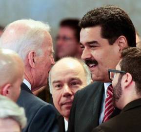 Esta foto ha sido muy usada por las teorías conspirativas.Fue tomada en Brasil en 2015 en una actividad protocolar cuando Biden fue vicepresidente de Estados Unidos. Esta foto ha sido muy usada por las teorías conspirativas.Fue tomada en Brasil en 2015 en una actividad protocolar cuando Biden fue vicepresidente de Estados Unidos.