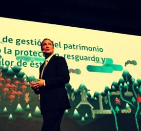 El ministro Felipe Ward dando a conocer el Plan de Licitaciones 2018 a fines de en noviembre del año pasado. 