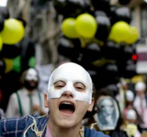 Los argentinos protestan las condiciones de austeridad que forman parte del rescate del FMI. AP Photo/Natacha Pisarenko Los argentinos protestan las condiciones de austeridad que forman parte del rescate del FMI. AP Photo/Natacha Pisarenko