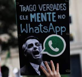 Antes de las elecciones hubo protestas contra Bolsonaro por usar WhatsApp para transmitir información falsa. Reuters / Nacho Doce Antes de las elecciones hubo protestas contra Bolsonaro por usar WhatsApp para transmitir información falsa. Reuters / Nacho Doce