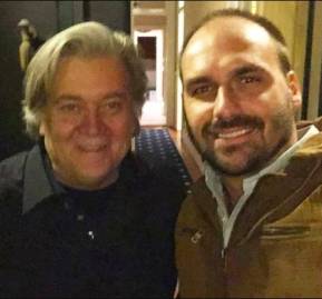 Steve Bannon y Eduardo Bolsonaro en un evento en Florida, EEUU. Steve Bannon y Eduardo Bolsonaro en un evento en Florida, EEUU.