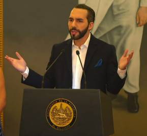 Bukele junto a su esposa anunciando que postulará a la reelección.