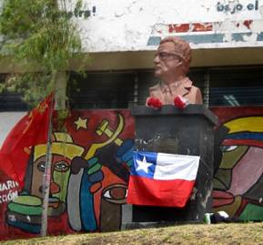 Busto de Allende en la U. Central de Ecuador.