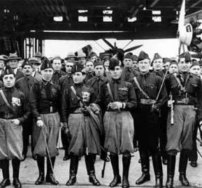 Los ‘camisas negras’, milicia voluntaria creada por Mussolini / RedHistoria Los ‘camisas negras’, milicia voluntaria creada por Mussolini / RedHistoria